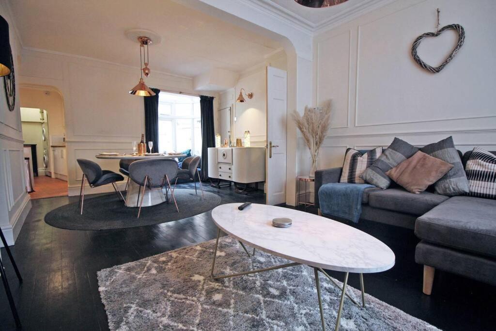 In The Heart Of Chester, Historical & Stylish Bagian luar foto
